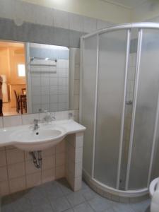 een badkamer met een wastafel en een douche bij Frosini Gardens in Kassiopi