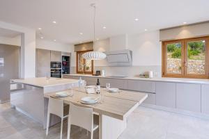 A kitchen or kitchenette at Ca'n Gatulux