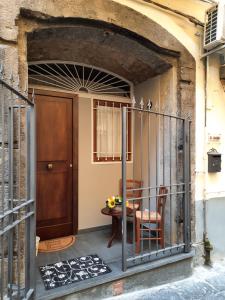 Cette chambre dispose d'une porte et d'une table sur un balcon. dans l'établissement IL BASSO ACCOMODATION, à Naples