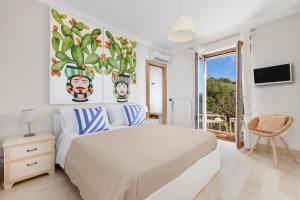 una camera con un grande letto e un balcone di Villa Ieisha a Massa Lubrense