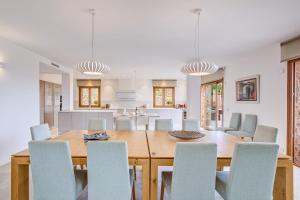 cocina y comedor con mesa de madera y sillas en Ca'n Gatulux, en Pollensa