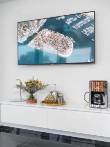 Příslušenství pro přípravu čaje a kávy v ubytování Alexandra Apartments
