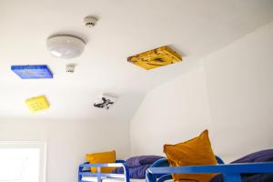 una stanza con sedie blu e luci sul soffitto di The Woodquay Hostel a Galway
