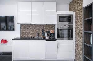Kuchyň nebo kuchyňský kout v ubytování Alexandra Apartments