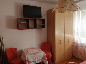 TV a/nebo společenská místnost v ubytování Privatzimmer Deutz + 10 fotografií