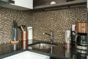 Kuchyň nebo kuchyňský kout v ubytování Alexandra Apartments + 37 fotografií