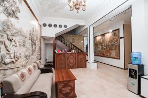 Habitación con pinturas en las paredes y escalera. en Boutique hotel Shakh en Bukhara