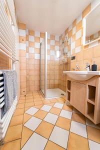 y baño con ducha y lavamanos. en North Loop Rooms en Adenau