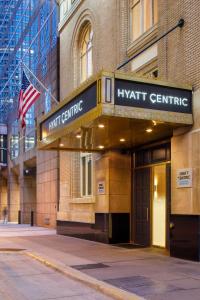 ミネアポリスにあるHyatt Centric Downtown Minneapolisのハイアットセンターの看板のある建物