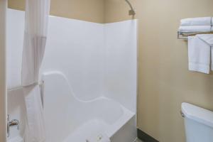 a bathroom with a shower and a toilet and towels at Quality Inn Kanab National Park Area in Kanab