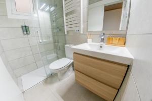 ein Bad mit einem WC, einem Waschbecken und einer Dusche in der Unterkunft Ahllenrock Cornella Cozy 15 Min Airport Barcelona in Cornellà de Llobregat