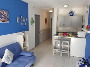 a living room with a couch and a kitchen at Tinache Blue Marine apartment in Playa del Ingles