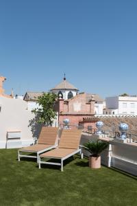 a bench sitting on top of a roof at Hommyhome Vera-Cruz 1900 in Seville
