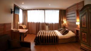 Un pat sau paturi într-o cameră la Hôtel Vallée Blanche