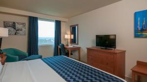 TV a/nebo společenská místnost v ubytování Holiday Inn Express Cabo San Lucas by IHG