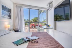 Uma TV ou centro de entretenimento em Hotel Brisa Praia Pajuçara