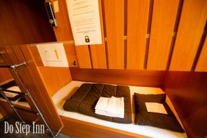 a small bed in a booth in a room at Do Step Inn Central - Self-Service-Hostel in Vienna