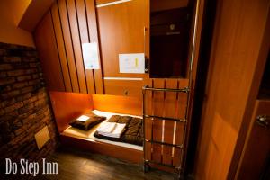 Postel nebo postele na pokoji v ubytování Do Step Inn Central - Self-Service-Hostel