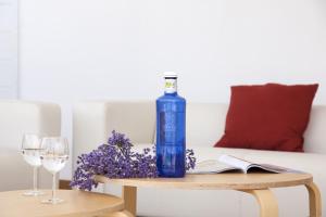 プエルト・デル・カルメンにあるVilla Aphrodite and Villa Apollo 4 bedroomのワイングラス付きのテーブルに座ったボトル入り飲料水