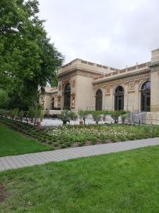 un edificio con un jardín delante de él en Embassy Studio Apartment Citypark, en Budapest