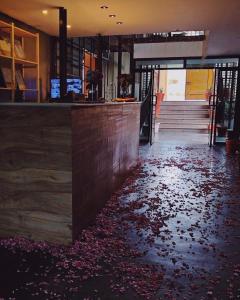 una stanza con un pavimento coperto di sangue di Beit Al Ward a Al Shafa