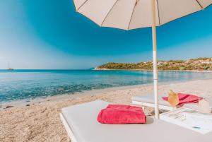 En strand vid eller i närheten av hotellet