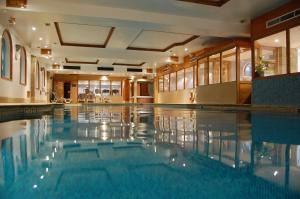 una gran piscina en un edificio en The Sleepwell Inn, en Workington