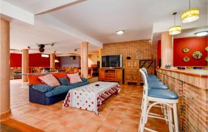 un soggiorno con divano blu e una cucina di Nice Home In Estepona With Swimming Pool a Estepona