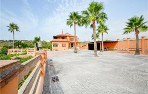 un cortile con palme e un edificio di Nice Home In Estepona With Swimming Pool a Estepona