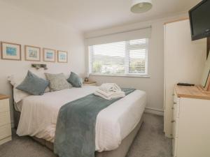 una camera da letto con un letto grande e una finestra di 2 Europa Court a Newquay Altre 13 foto
