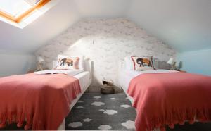 Postel nebo postele na pokoji v ubytování The Heart of Summertown - Bright & Spacious 3BDR Home with Garden