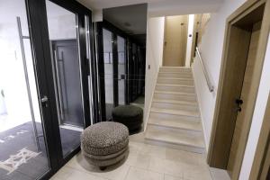 巴什卡沃達的住宿－維利卡公寓式酒店，房屋内带楼梯和搁脚凳的走廊