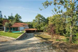 une maison avec une piscine dans une cour dans l'établissement Casa da Assudra, à Vila Verde