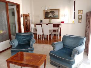ラパッロにあるCasa Cristinaのリビングルーム(椅子2脚、テーブル付)