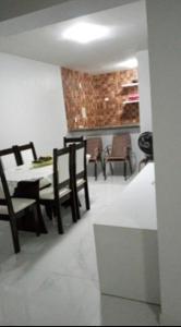 馬塞約的住宿－BEIRA MAR DE JATIÚCA，一间带桌椅的用餐室