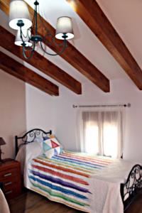 - une chambre avec un lit et une fenêtre dans l'établissement Casa Rural Rectoría de Raspay, à Raspay
