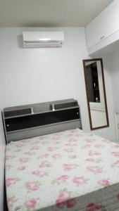 1 dormitorio con cama y espejo. en BEIRA MAR DE JATIÚCA, en Maceió