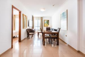 a dining room with a table and chairs at Toboso Apar - Turis in Nerja