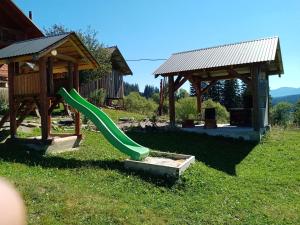 einen Spielplatz mit Rutsche und Pavillon in der Unterkunft Shpin in Worochta