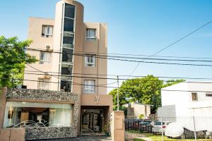 un edificio alto con una tienda delante en Morada Suites en Campana