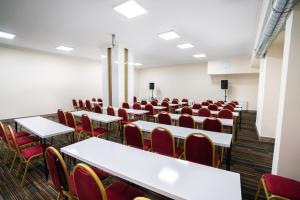 una sala de conferencias vacía con mesas y sillas en Lion City Hotel Kizilay en Ankara