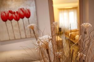 罗马卡萨利罗马住宿加早餐旅馆的花瓶里满是红花