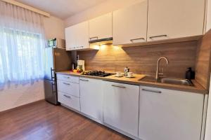 Kuchyň nebo kuchyňský kout v ubytování Apartment Samlandin