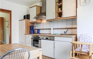 Kuchyň nebo kuchyňský kout v ubytování Cozy Apartment In Wurster Nordseeküste