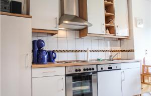 Kuchyň nebo kuchyňský kout v ubytování Cozy Apartment In Wurster Nordseeküste
