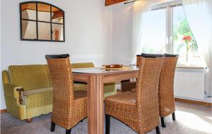 Posezení v ubytování Cozy Apartment In Wurster Nordseeküste