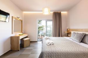 1 dormitorio con cama con espejo y ventana en Gorgona Hotel, en Balíon