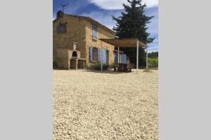 an old stone house with a large yard at Cabanon de charme en plein coeur des vignes in Pertuis