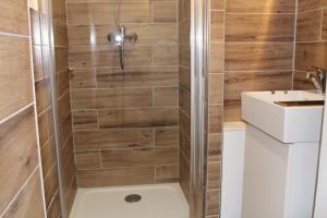 a bathroom with a shower and a sink at Studio hyper centre avec vue sur les Pyrénées in Saint-Jean-de-Luz +8 photos