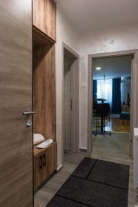 ノヴィサドにあるMagellan Family Lux Apartments Novi Sadの廊下 +15枚の写真